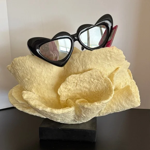 ☀️Betsey Johnson Black Heart Sunglasses 🕶️ - Picture 1 of 3